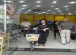 黑女士还很不好意思. 