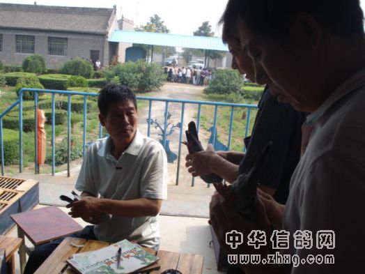 裁判认真核对参赛鸽的足环号